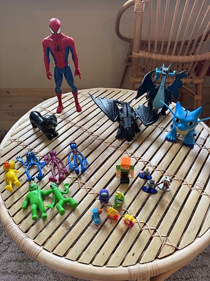 Blandade figurer och karaktärer säljes som paket.