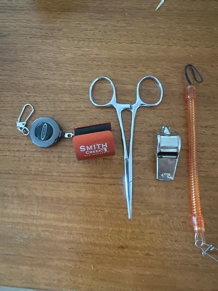 Smith Creek fiskeverktyg med peang, visselpipa och hållare