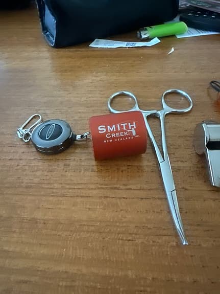 Smith Creek fiskeverktyg med peang, visselpipa och hållare