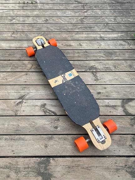 Loaded Dervish longboard med orange hjul