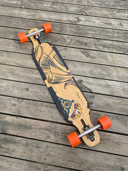 Loaded Dervish longboard med orange hjul