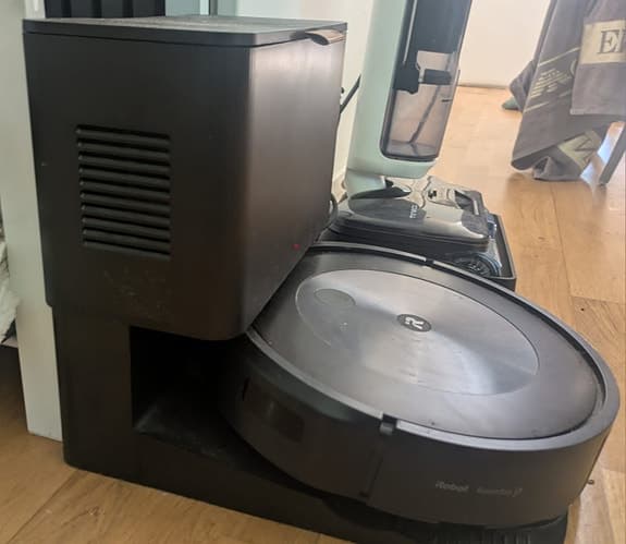 Robotdammsugare Roomba j7+ säljes – mycket fint skick