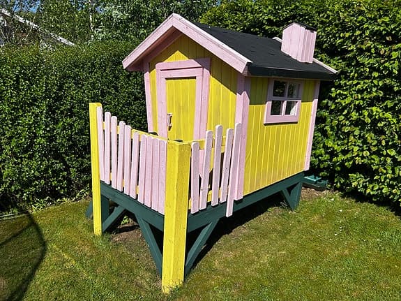 Lekstuga Villa Villekulla - snickarbyggd med veranda