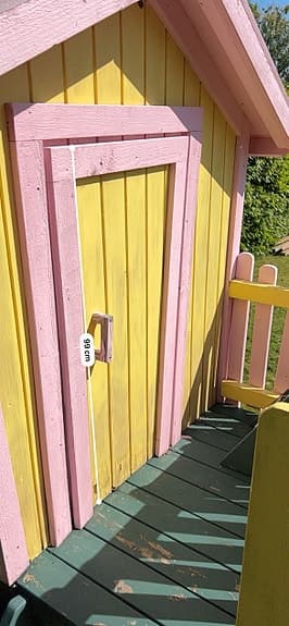 Lekstuga Villa Villekulla - snickarbyggd med veranda