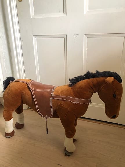 Stående häst att sitta på/ rida på för 3-5 åringar ca