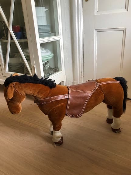 Stående häst att sitta på/ rida på för 3-5 åringar ca