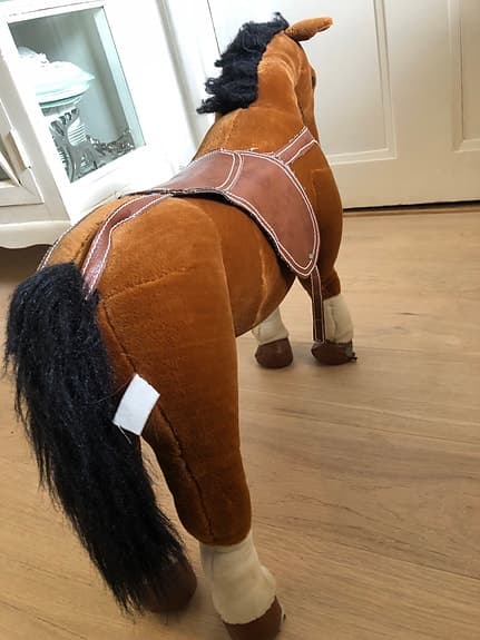 Stående häst att sitta på/ rida på för 3-5 åringar ca