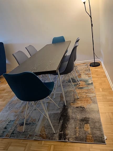 Matbord med 6 stolar – fint skick