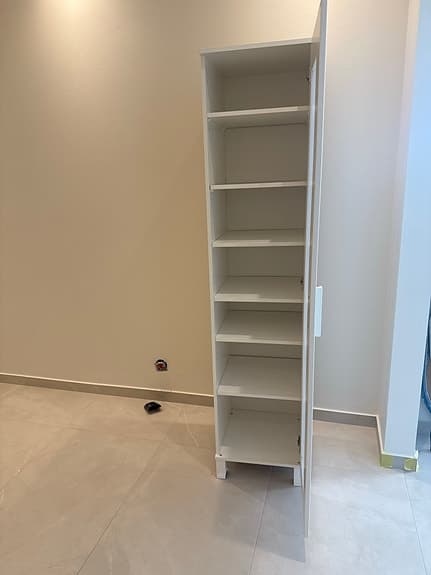Vit skåp med hyllplan