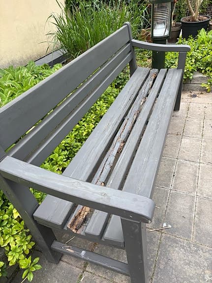 Grå bänk och bord i trä