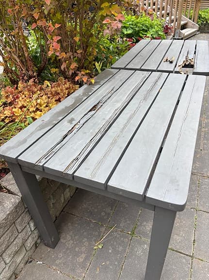 Grå bänk och bord i trä