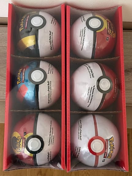 Pokemonkort oöppnat. 2 paket med 3 bollar i varje