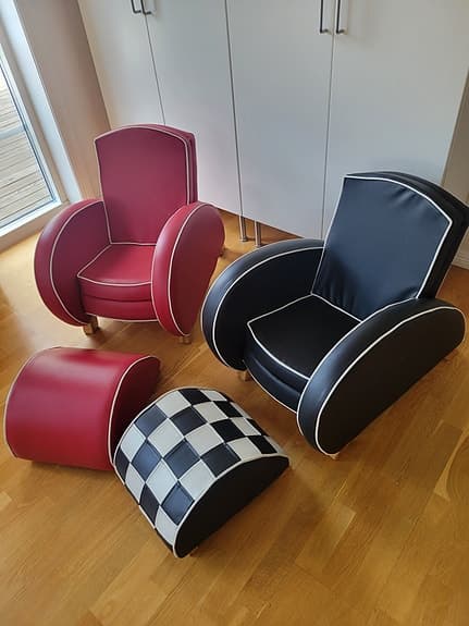 Två barnfåtöljer med fotpallar i retrostil