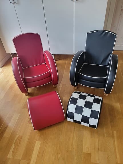 Två barnfåtöljer med fotpallar i retrostil
