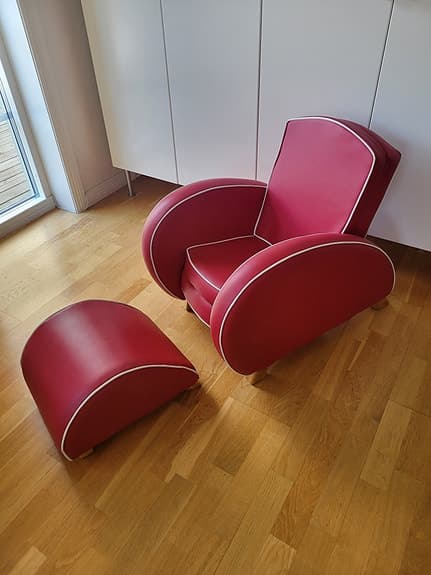 Två barnfåtöljer med fotpallar i retrostil