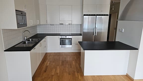 Vitt kök med köksö, komplett med vitvaror