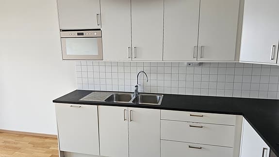 Vitt kök med köksö, komplett med vitvaror