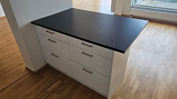 Vitt kök med köksö, komplett med vitvaror