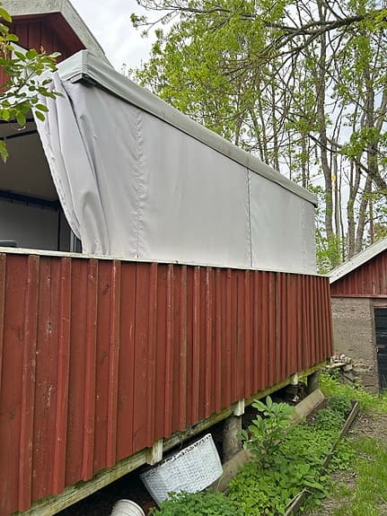 Paviljong med väggar och tak i grått