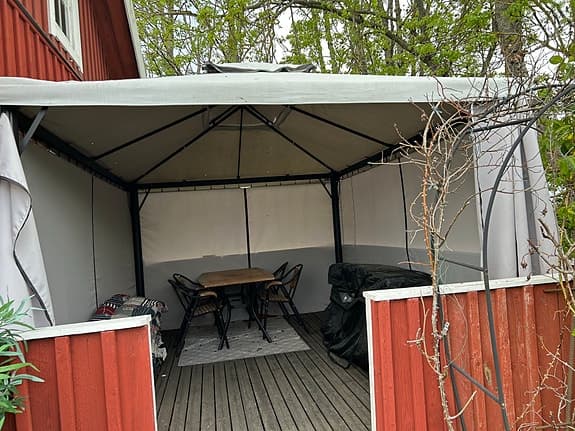 Paviljong med väggar och tak i grått