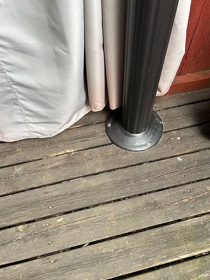 Paviljong med väggar och tak i grått