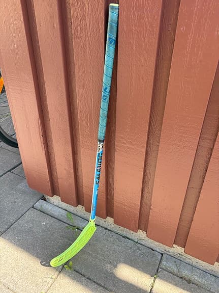 Salming Aero innebandyklubba barn 75 cm skaft samt medföljer en boll