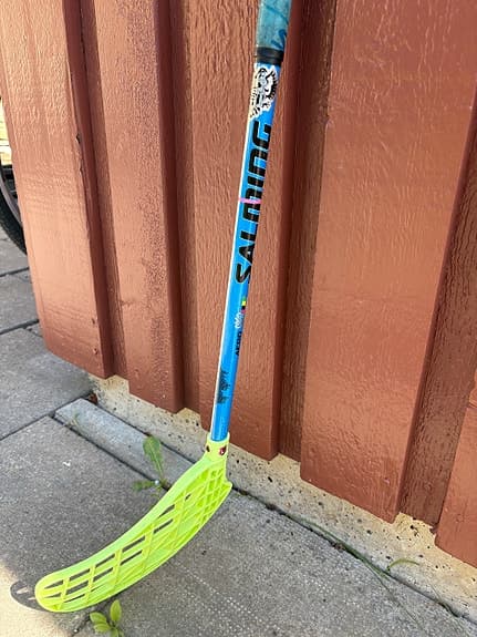 Salming Aero innebandyklubba barn 75 cm skaft samt medföljer en boll