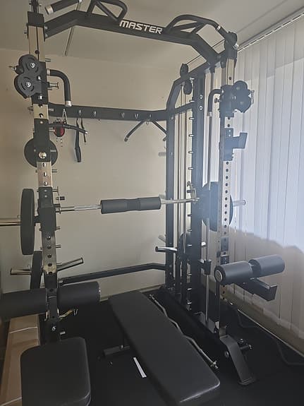 Master Fitness X16 multigym.
Multigym / power rack med skivstång och bänk