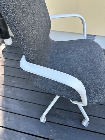 Konferensstol med armstöd, Gunnared mörkgrå/vit