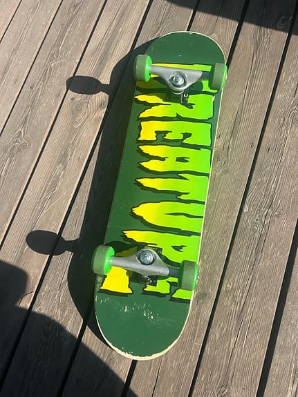 skateboard grön med gröna hjul