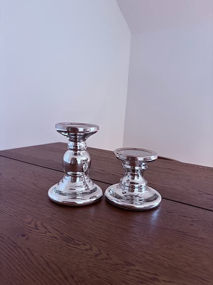 2 st silverfärgade ljusstakar / ljushållare