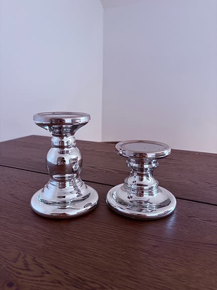 2 st silverfärgade ljusstakar / ljushållare