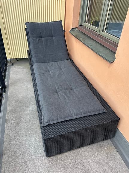 Solstol / solsäng i konstrotting med grå dyna