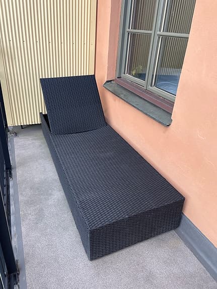 Solstol / solsäng i konstrotting med grå dyna