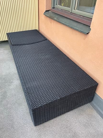 Solstol / solsäng i konstrotting med grå dyna
