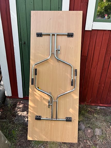 Praktiskt, stabilt och hopfällbart bord