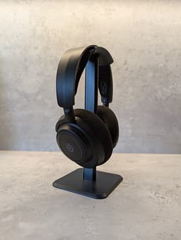 Steelseries Nova 7 trådlösa  gaminghörlurar med ett stativ