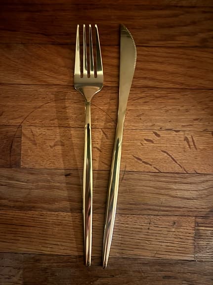 Guldfärgade bestick i metall till bröllop/fest
