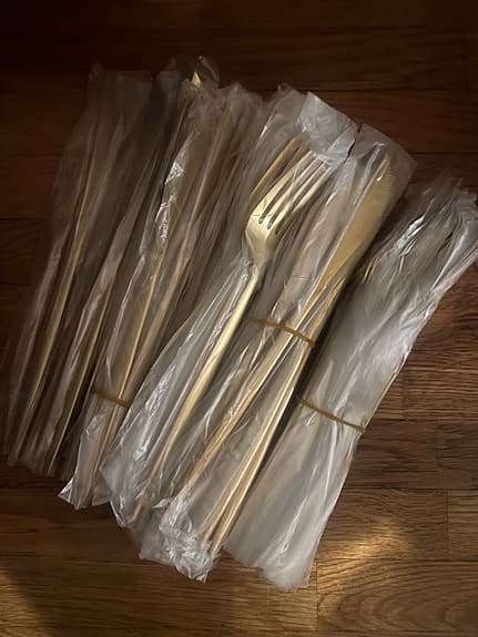 Guldfärgade bestick i metall till bröllop/fest