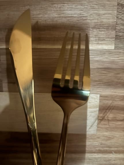 Guldfärgade bestick i metall till bröllop/fest