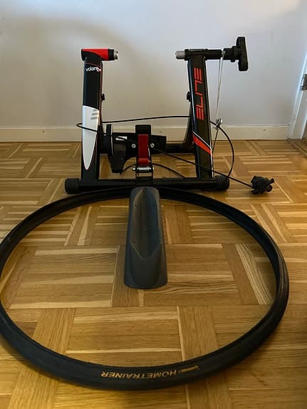 Elite cykeltrainer med framhjulsstöd