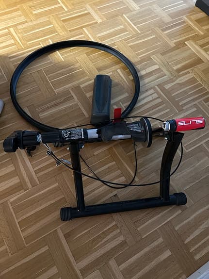 Elite cykeltrainer med framhjulsstöd