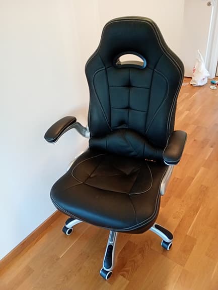 Skön gamingstol med justerbar höjd och armstöd | Inbyggd svankkudde