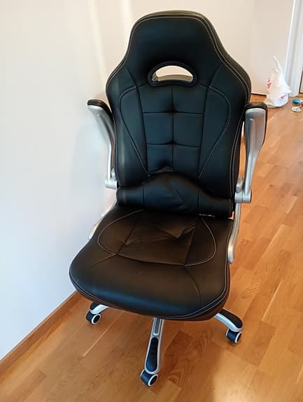 Skön gamingstol med justerbar höjd och armstöd | Inbyggd svankkudde