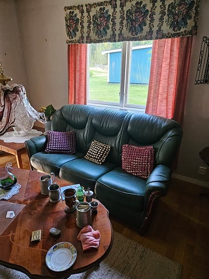 skinnsoffa grupp med tillhörandebord