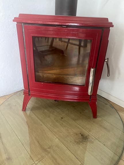 Röd kamin med glaslucka