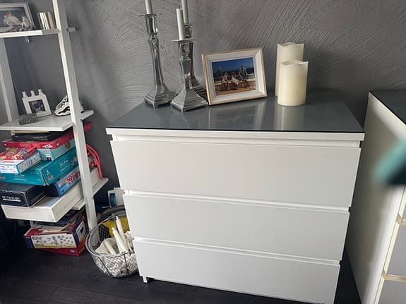 Malmbyrå vit med glasskiva