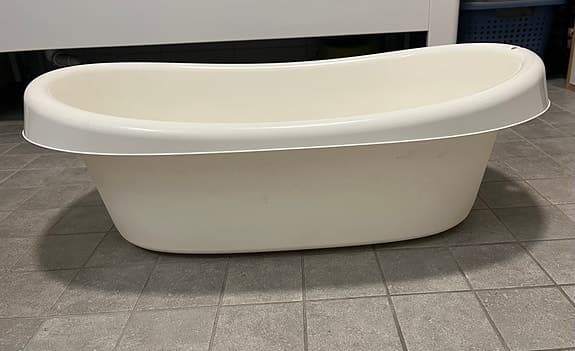 Vit badbalja för bebis med halkskydd. IKEA.