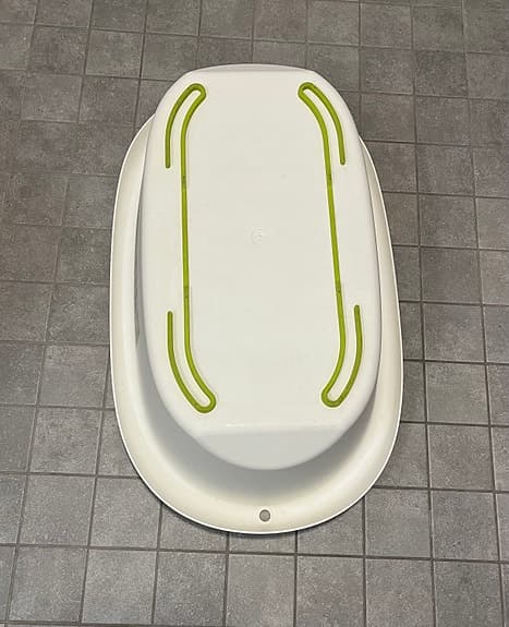 Vit badbalja för bebis med halkskydd. IKEA.
