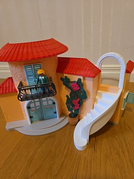 Playmobil hus med balkong och trappa